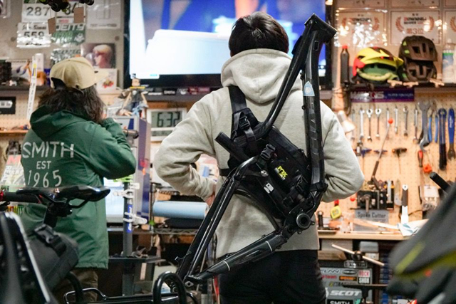 ハイノウのダックパックでホイールを背負う男