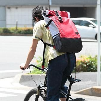 街を駆け抜ける、ライダースバッグ