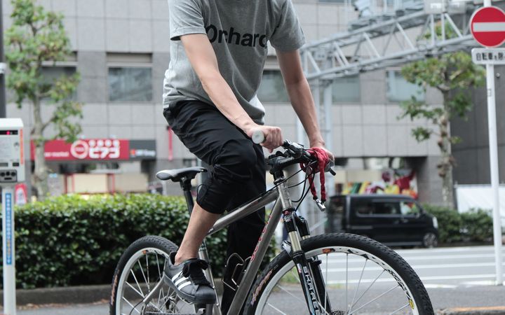 自転車こそ雨に弱い。気持ちいいほど流れ落ちる撥水パンツで、「もしも」を防ぐ。｜TOKYOlife